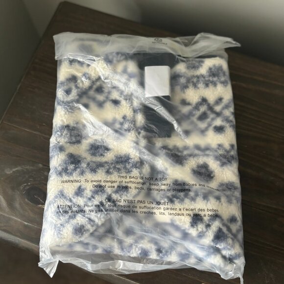 NWT Victoria's secret cozy plush weekender bag - Picture 5 of 9